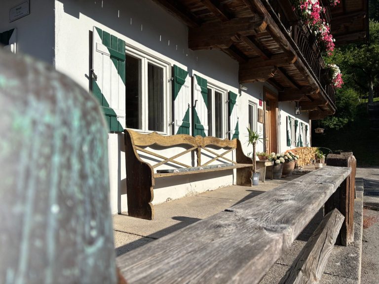 Hausbank neben dem Osteingang. Der perfekte Ort um seinen Kaffee bei Sonnenaufgang zu genießen!