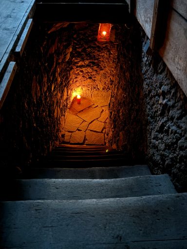 Abgang in den Weinkeller