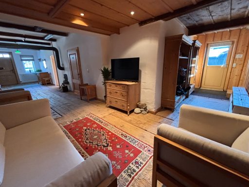 Geräumiger Flur mit Sofas, TV-Ecke