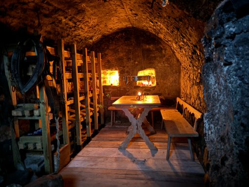Uriger Weinkeller mit Sitzeck
