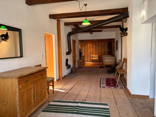 Geräumiger Flur mit original Holzdielenboden